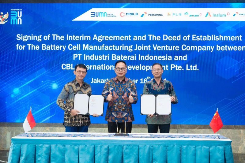 Penandatanganan interim agreement dan akta pendirian perusahaan pantungan manufaktur sel baterai 