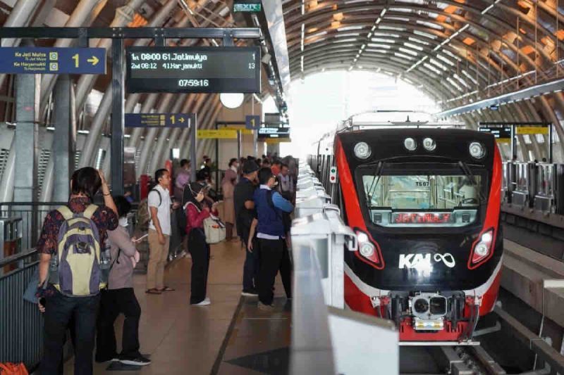 Sejumlah calon penumpang hendak menumpangi kereta api