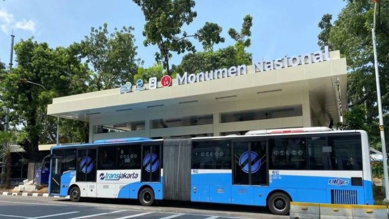 Armada Transjakarta di Halte Monumen Nasional