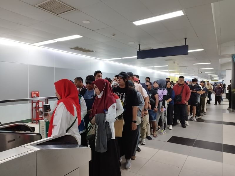 MRT Jakarta Ramai penumpang saat pemberlakukan tarif khusus Rp 1
