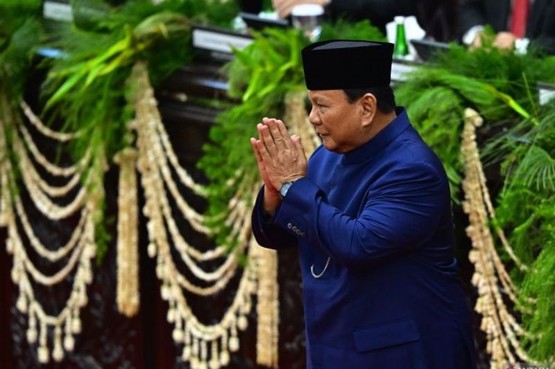 Presiden RI Prabowo Subianto memberi salam usai dilantik pada Sidang Paripurna MPR 