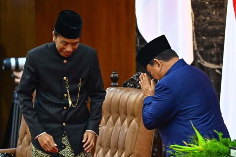 Presiden Prabowo Subianto (kanan) memberikan salam kepada Presiden ketujuh RI Joko Widodo (kiri