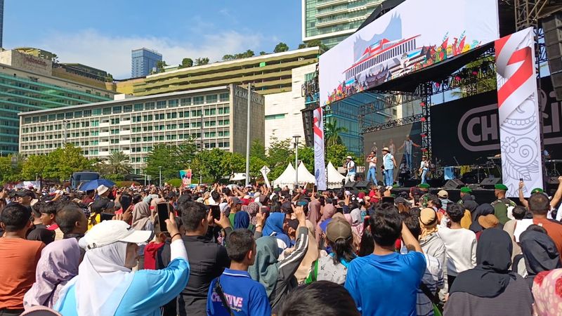 Warga memenuhi area Bundaran HI mengikuti kegiatan Pesta Rakyat pelantikan Prabowo-Gibran