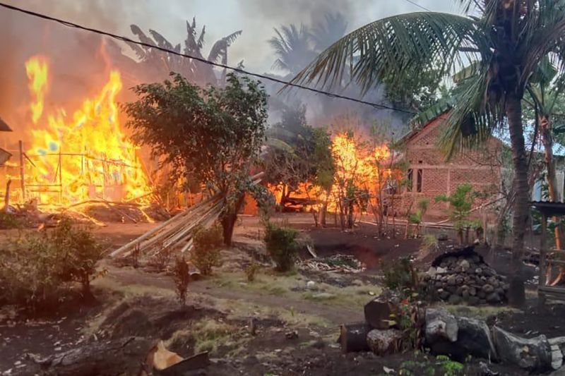 Sejumlah rumah dibakar saat konflik di Adonara