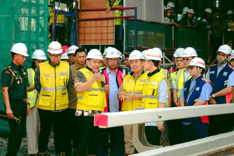 Wakil Presiden Gibran Rakabuming Raka meninjau proyek lrt fase 1b