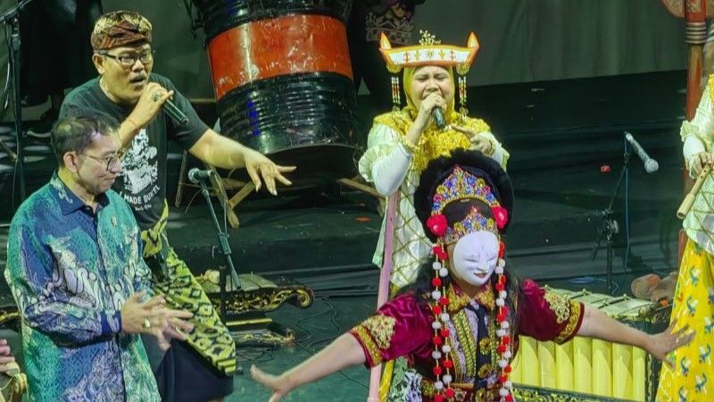 Menteri Kebudayaan Fadli Zon (kiri) membuka Festival Budaya Panji 2024