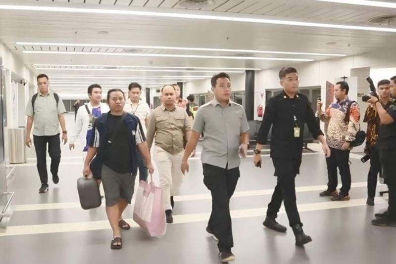 Petugas dari kepolisian Republik Indonesia saat mengawal kepulangan WNI dari Filipina