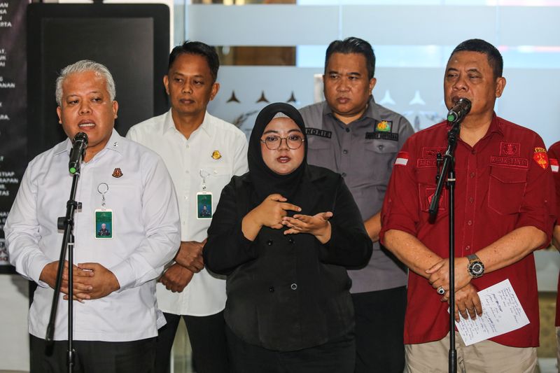 antarafoto-kejagung-tangkap-tiga-hakim-pn-surabaya-231024-ada-5
