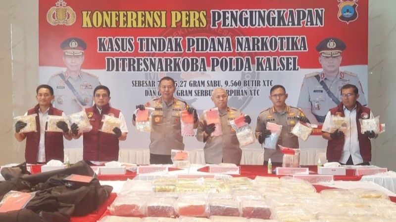 Kapolda Kalsel Irjen Pol. Winarto saat rilis pengungkapan 70,76 kilogram sabu-sabu dan 9.560 butir