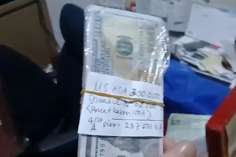 bundel mata uang dolar AS yang disita penyidik Jampidsus Kejagung dari hakim perkara ronald tannur