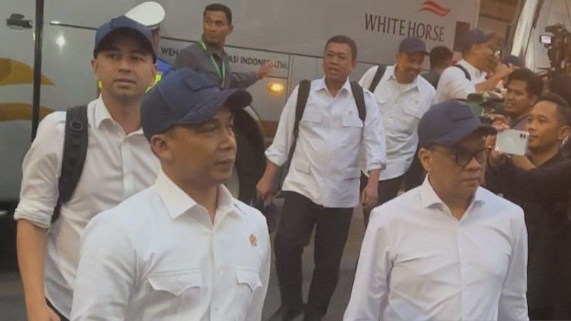 Raffi Ahmad (kiri) bersama rombongan menteri, penasehat, dan utusan presiden