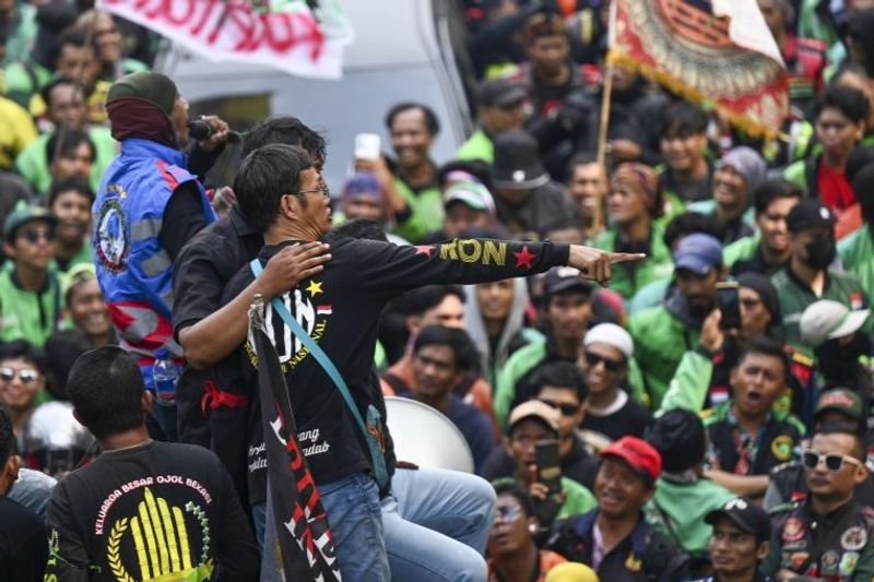Massa yang tergabung dalam Koalisi Ojol Nasional (KON) berunjuk rasa di Jalan Merdeka Barat