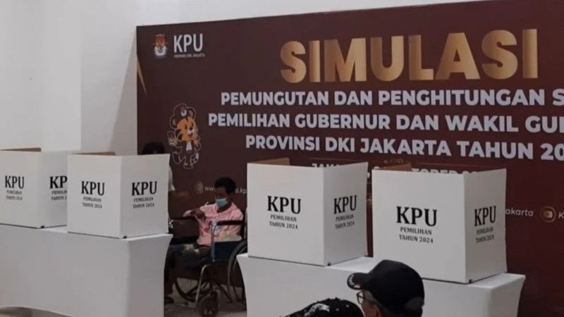 Pemilih difabel mengikuti simulasi pemungutan suara dan perhitungan suara Pilkada DKI Jakarta 2024