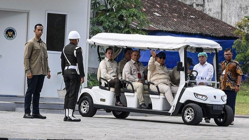 Presiden Prabowo Subianto usai meninjau gedung Satuan Pelayanan Makan Bergizi di Magelang