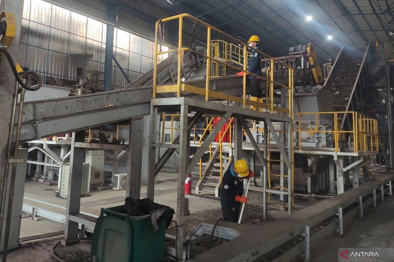 Pekerja mengolah sampah menjadi energi listrik (PLTsa) di TPST Bantargebang
