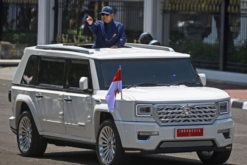 Presiden Prabowo Subianto berdiri menyapa warga dari mobil Pindad Maung Garuda