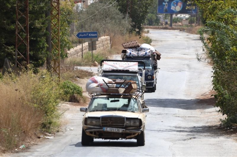 pengungsi-Lebanon-keluar-menyelamatkan-diri