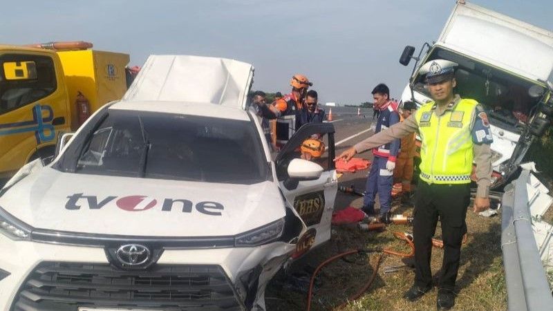 Mobil kru TVOne yang mengalami kecelakaan di KM 315 Tol Batang-Pemalang