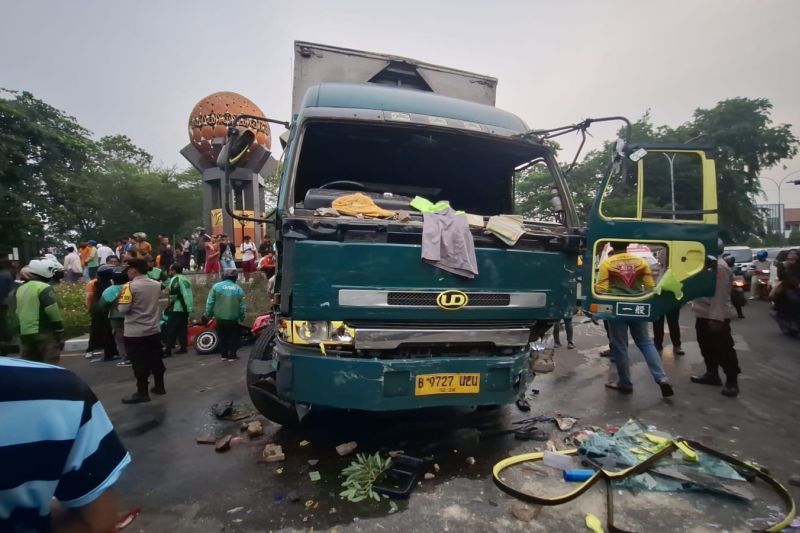 Kondisi truk kontainer di depan Tugu Adipura usai menabrak sejumlah kendaraan