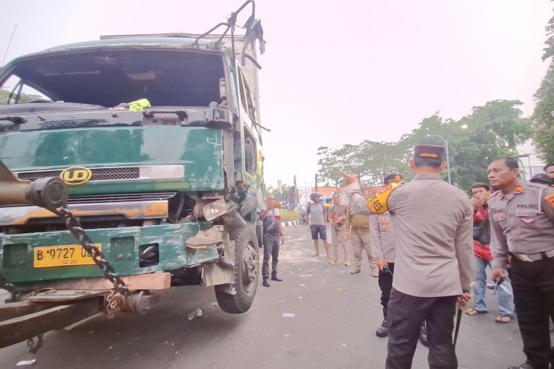evakuasi truk kontainer yang menabrak sejumlah pengendara