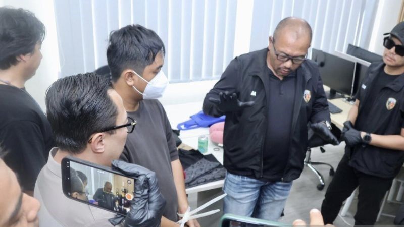 Ditreskrimum Polda Metro Jaya saat menggeledah lokasi kantor judi online di Ruko Grand Galaxy