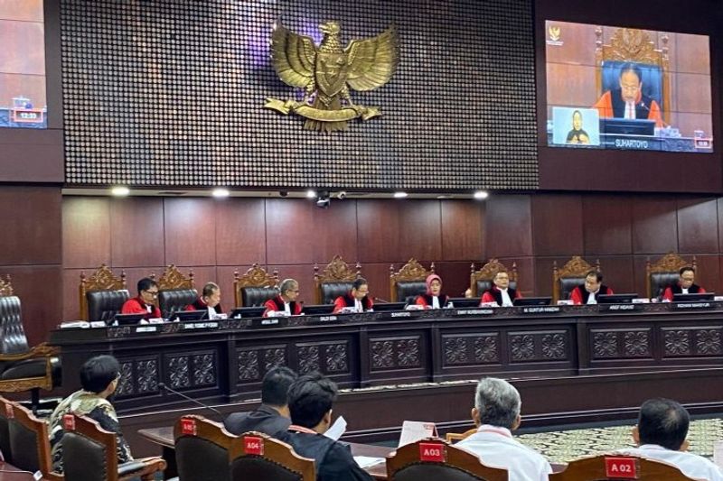 Suasana sidang pengucapan putusan uji materi UU Cipta Kerja di Mahkamah Konstitusi