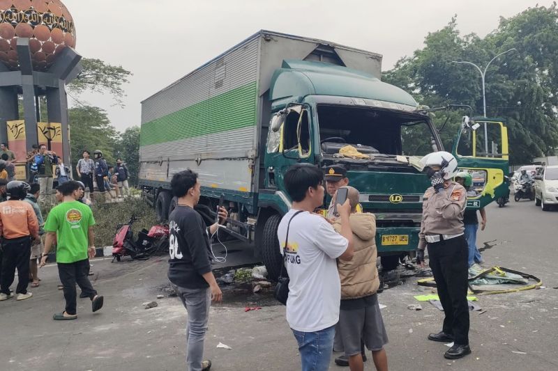 Kondisi truk kontainer yang mengalami kecelakaan di Kota Tangerang