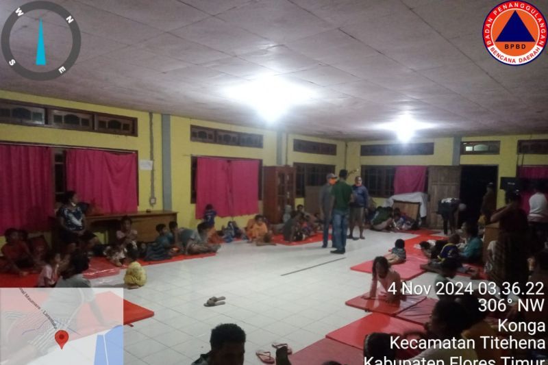 Sejumlah pengungsi di kecamatan Titehena akibat erupsi gunung Lewotobi Laki-Laki