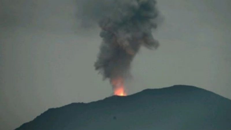 Lontaran abu vulkanik diiringi pijaran api dari puncak Gunung Lewotobi Laki-Laki di di Flores Timur
