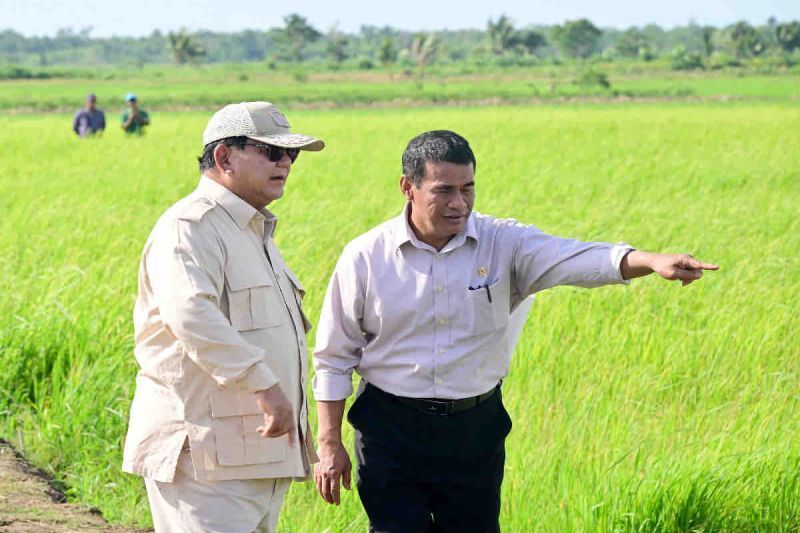 Presiden Prabowo Subianto (kiri) didampingi Menteri Pertanian Andi Amran Sulaiman (kanan)