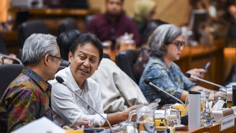 Menteri Kesehatan Budi Gunadi Sadikin (tengah) dan Sekjen Kemenkes Kunta Wibawa Dasa Nugraha (kiri