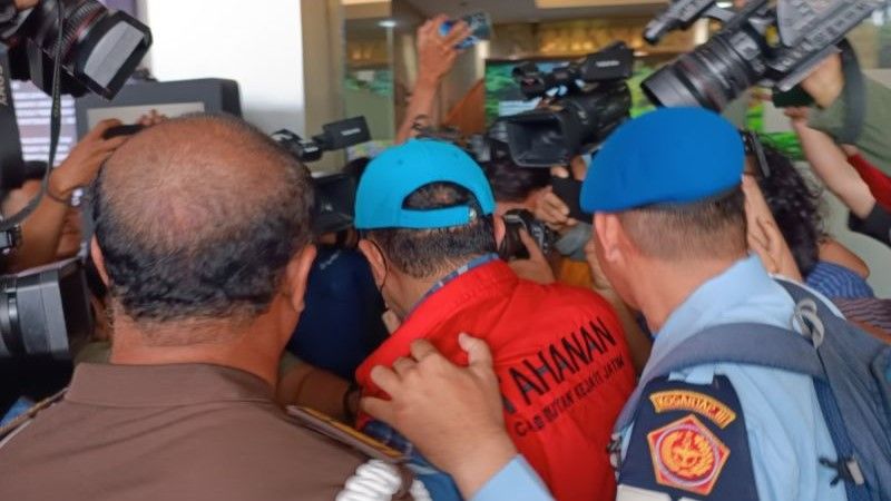 Salah satu hakim PN Surabaya yang menjadi tersangka kasus suap tiba di Kejaksaan Agung