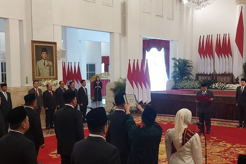 Presiden Prabowo Subianto melantik Iffa Rosita (depan kanan) sebagai komisioner KPU