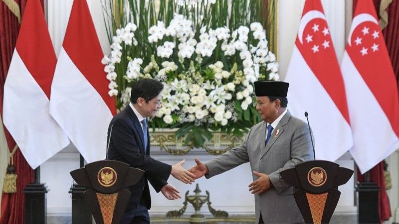 Presiden RI Prabowo Subianto (kanan) berjabat tangan dengan Perdana Menteri Singapura Lawrence Wong