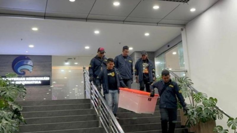 Personel Ditreskrimum Polda Metro Jaya melakukan penggeledahan di Kantor Komdigi