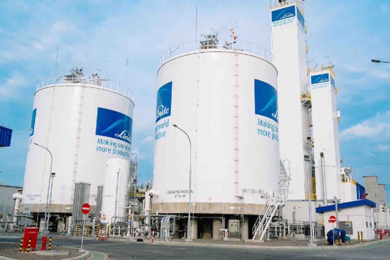 Unit pemisahan udara (air separation unit/ASU) milik Linde pada JIIPE di Manyar, Gresik, Jawa Timur