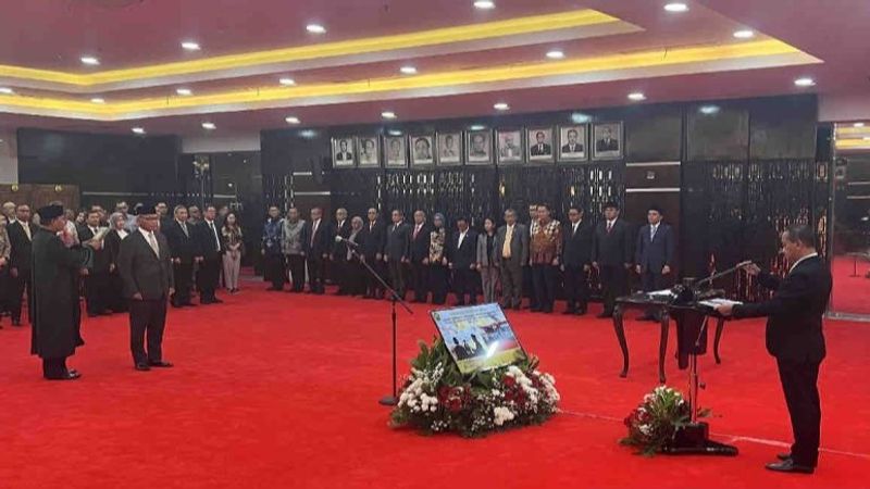 Menteri ESDM Bahlil Lahadalia melantik Djoko Siswanto sebagai Kepala SKK MIgas 