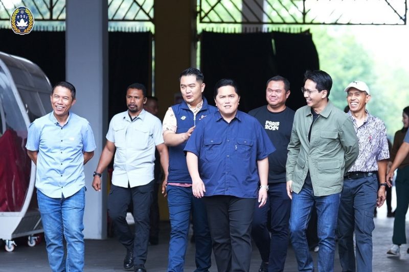 Ketua-Umum-PSSI-Erick-Thohir-beserta-jajaran-meninjau-rumput-SUGBK-Jumat-8-Nov-2