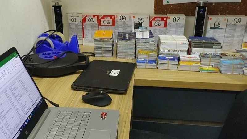 Barang bukti sindikat jual beli rekening bank untuk judi online
