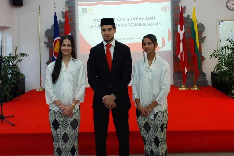 Kevin Diks beserta Estella Raquel Loupattij dan Noa Johanna Christina Cornelia Leatomu