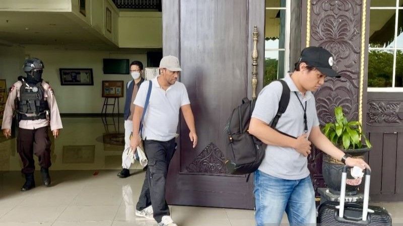 Tim Penyidik KPK dikawal Gegana Brimob Polda Kalsel membawa koper dari ruang kerja gubernur kalsel