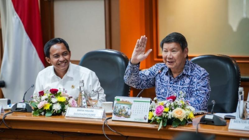 Menteri Kehutanan Raja Juli Antoni dan Ketua Delegasi Indonesia untuk COP29 Hashim S Djojohadikusumo
