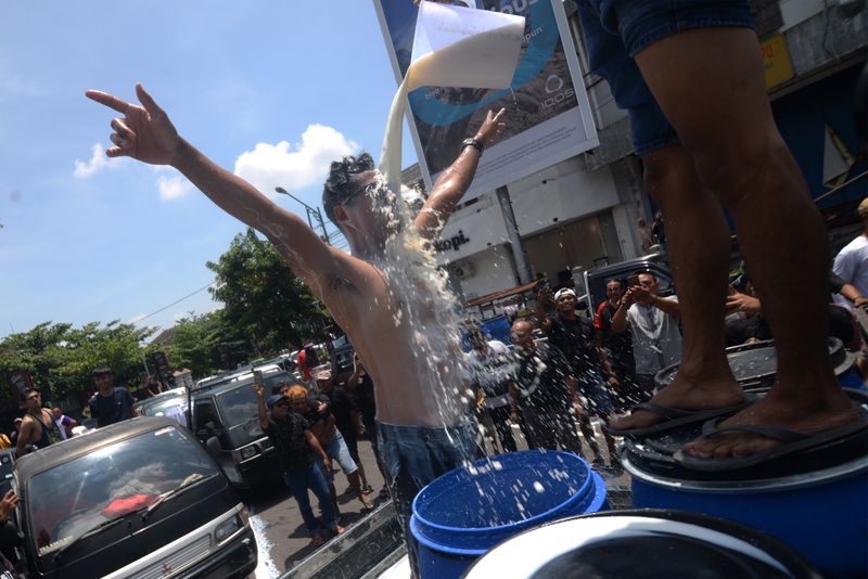 antarafoto-aksi-mandi-dan-membuang-susu-sapi-di-boyolali-1731143320