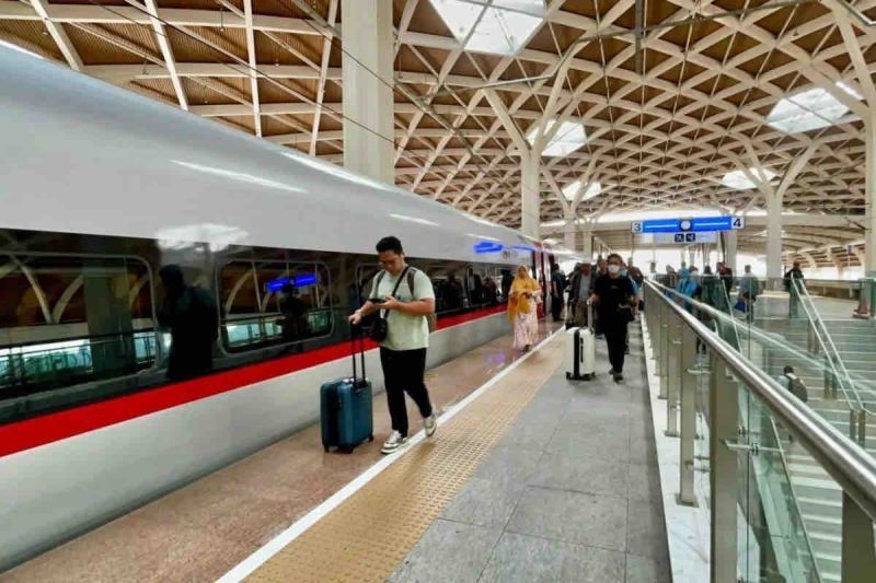 Calon penumpang kereta cepat Woosh