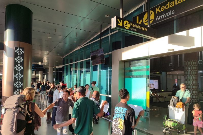 Suasana kedatangan penumpang di terminal kedatangan Bandara Komodo