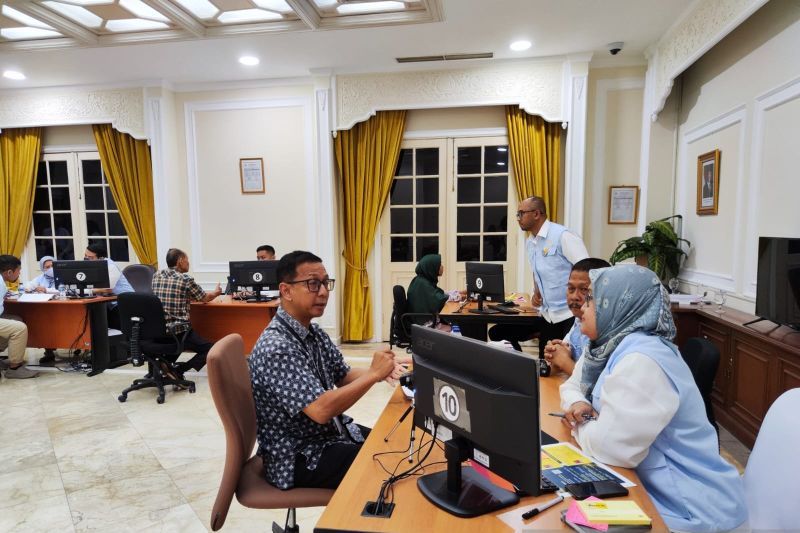 Petugas dari tim Sekretariat Wakil Presiden menerima aduan pada kanal Lapor Mas Wapres