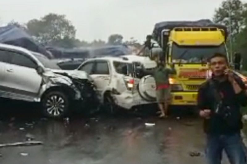 Kecelakaan beruntun di jalan Tol Cipularang