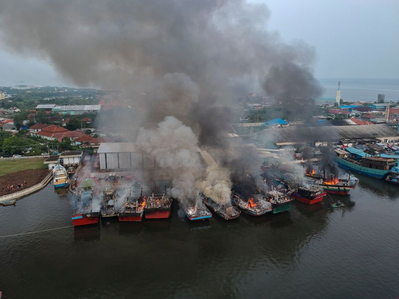 antarafoto-kebakaran-kapal-di-pelabuhan-panjang-wetan-kota-pekalongan-1731388648