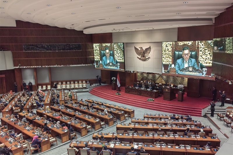 Wakil Ketua DPR RI Adies Kadir saat memimpin Rapat Paripurna DPR
