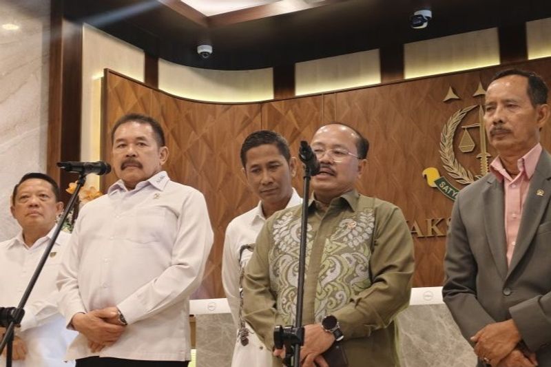 Jaksa Agung ST Burhanuddin (kedua kiri) dan Ketua Komisi Yudisial Amzulian Rifai (kedua kanan)